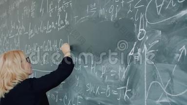 女化学<strong>教师</strong>动作慢，女<strong>教师</strong>在黑板上书写公式
